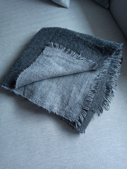 Ciepły, dwustronny szalik w kolorze szarym