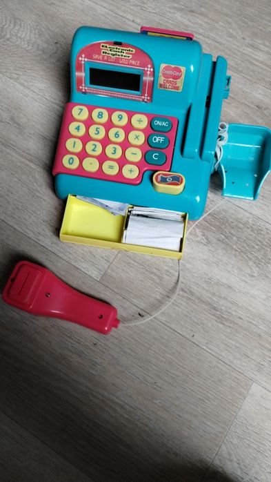 Kasa fiskalna + pieniądze +koszyk