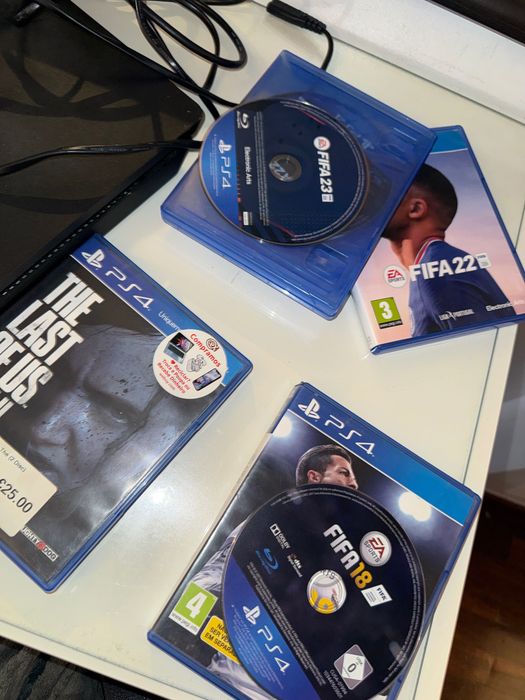 Ps4 com comando e jogos