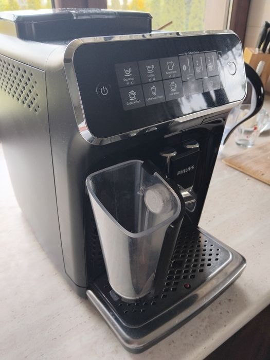 Ekspres do kawy Philips z serii 3200 LatteGo,