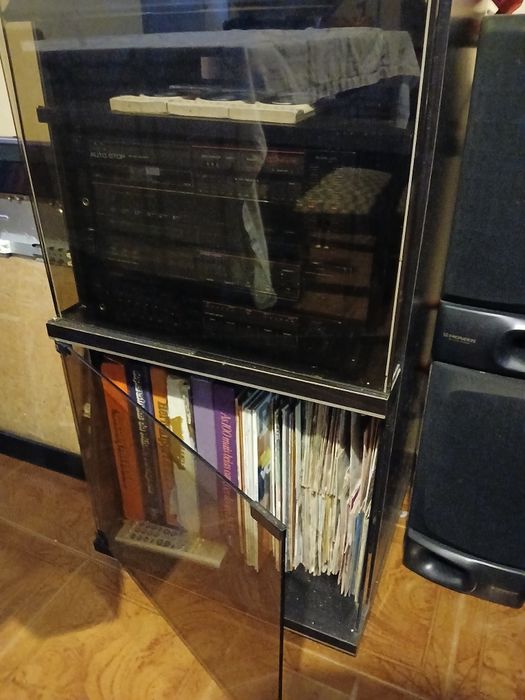 Aparelhagem com móvel marca Singer