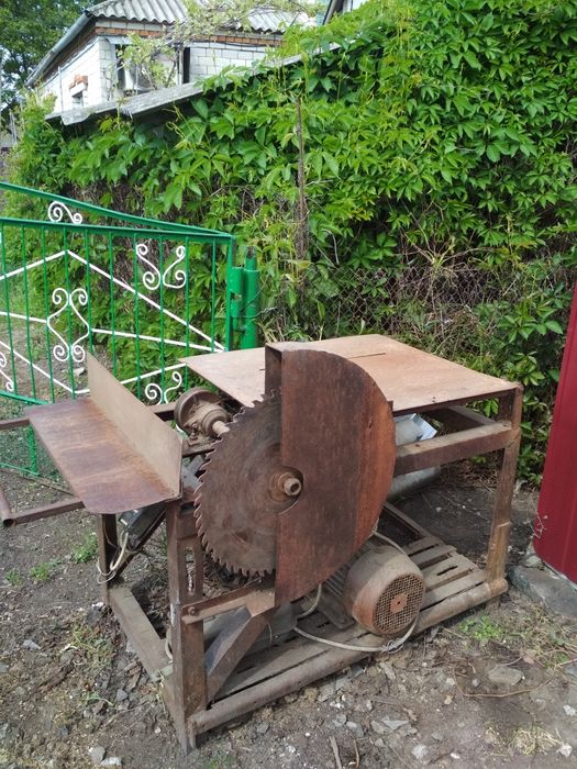 Циркулярка з двигуном.