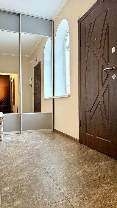 Продається двох поверхова квартира