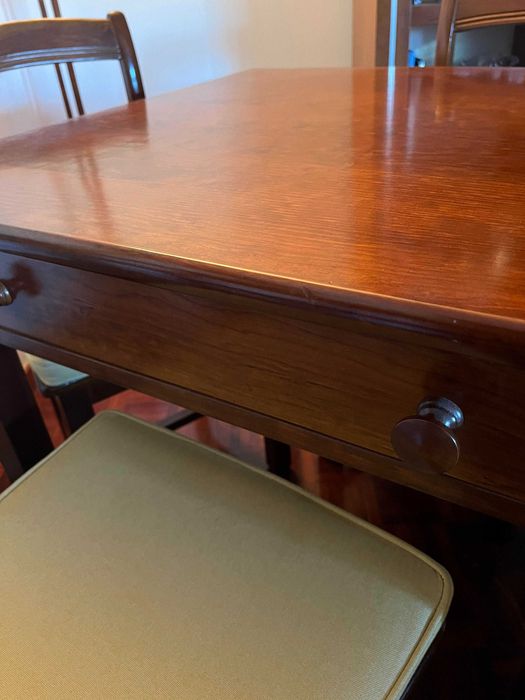 Mesa quadrada em cerejeira maciça e 4 cadeiras