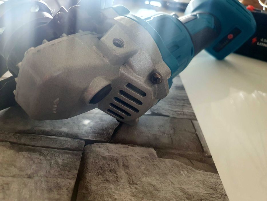 Rebarbadora com 2 baterias e 3 discos Novos.