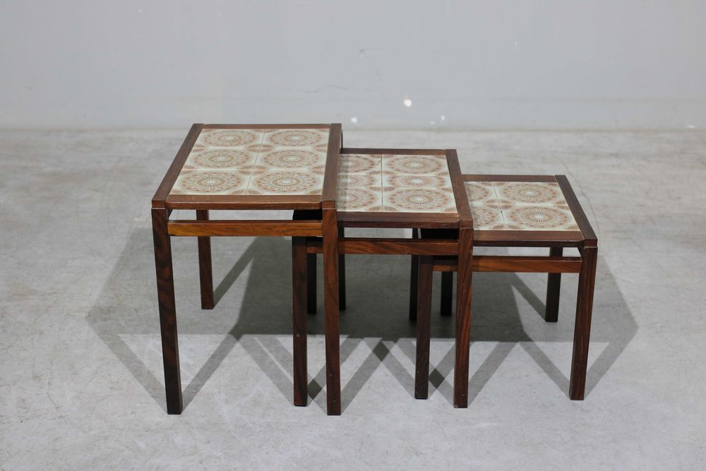 Conjunto de 3 mesinhas dinamarquesas em pau santo e azulejo