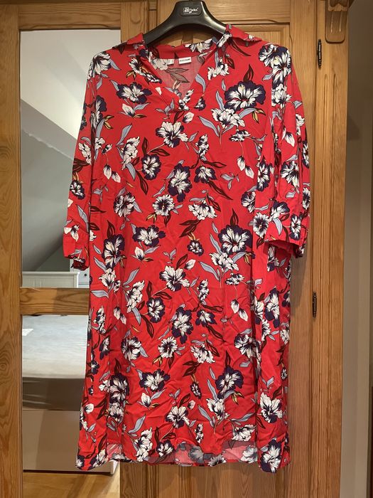Czerwona letnia sukienka w kwiaty