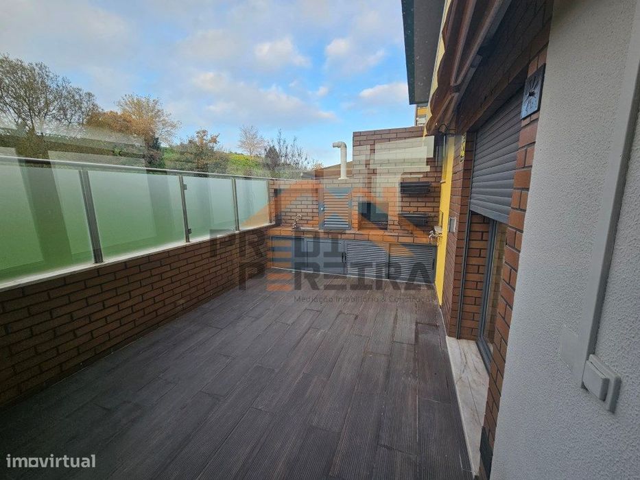 Arrendamento T3 com terraço e garagem, Urb. Jardim da Amoreira, Ram...
