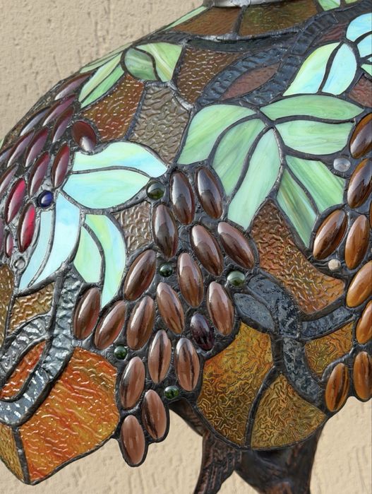 Lampa witrażowa z ptakami i kiśćmi winogron
