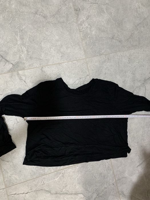 Чорний кроп-топ з довгими рукавами.