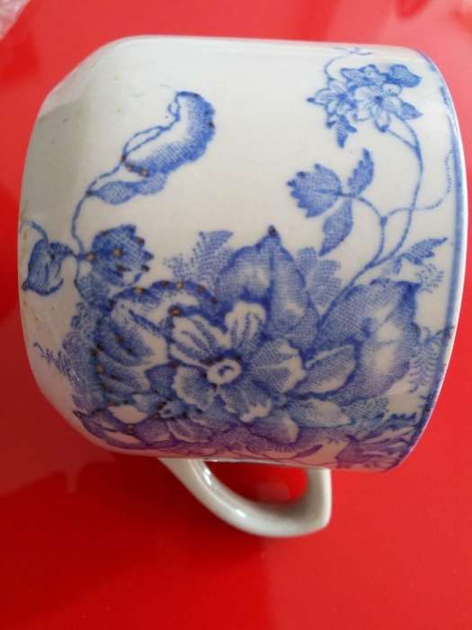 Pratos antigos azul e branco com assinatura