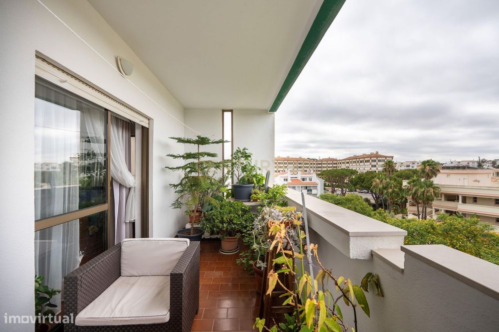 Apartamento T1 com varandas e vista mar no Parque das Amendoeiras — Vi