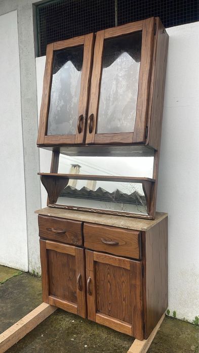 Móvel de madeira – com vitrine e espelho