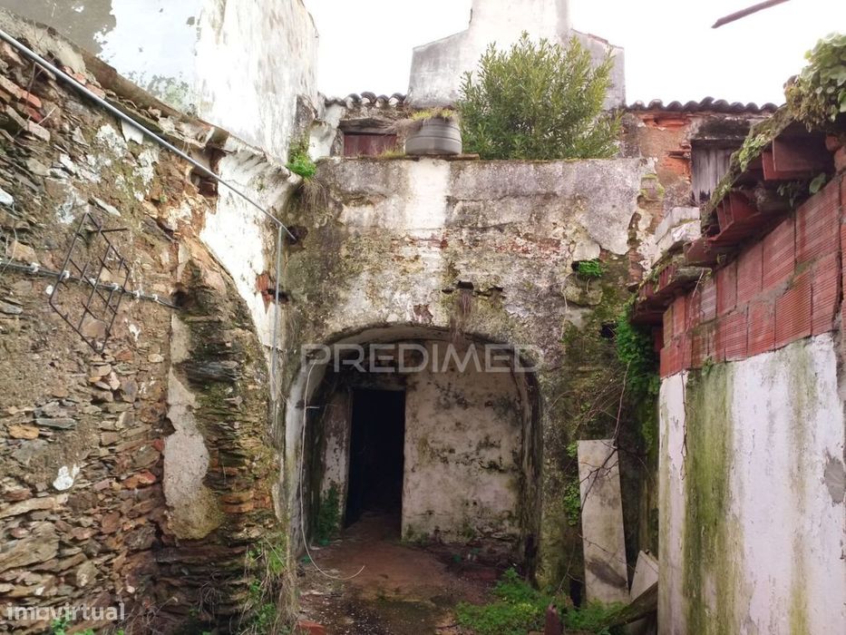 Moradia T6 para reconstrução no coração do Alandroal — com vista ma...