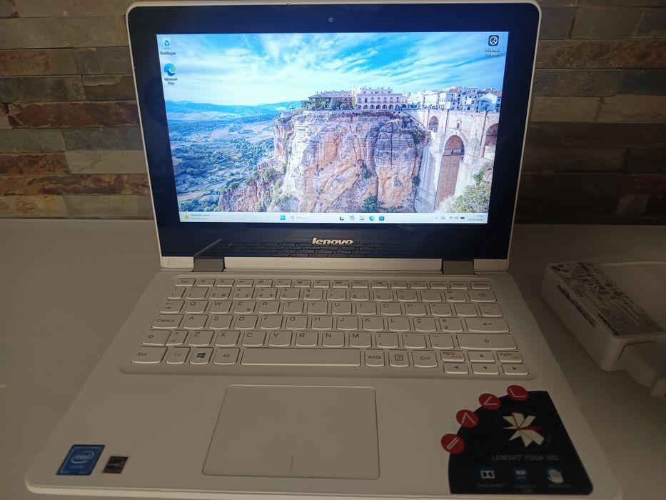 Portátil  Lenovo YOGA com ecrã tátil