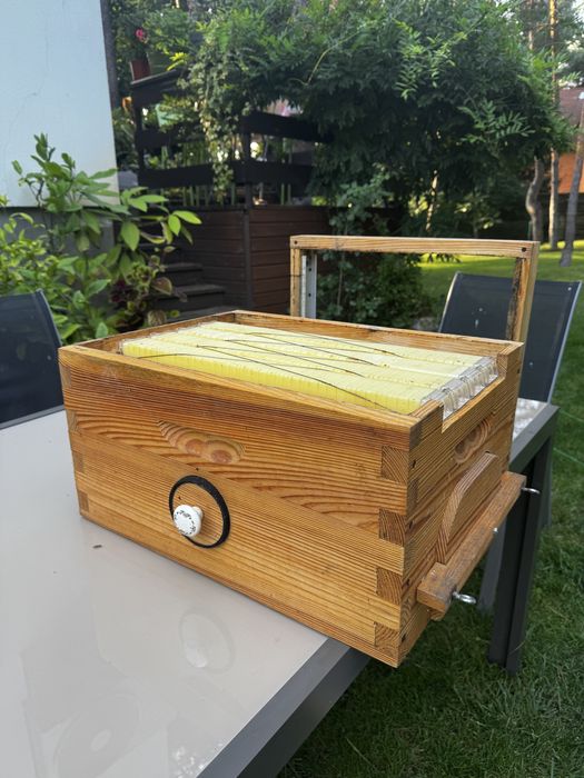 Автоматичний вулик на 4 рамки, саморобний на базі Дадан.