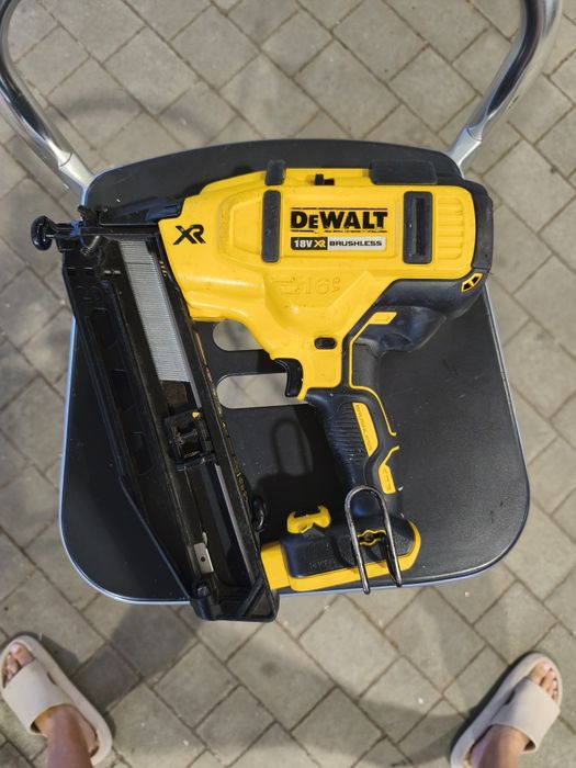 Gwoździarka DeWalt DCN 660