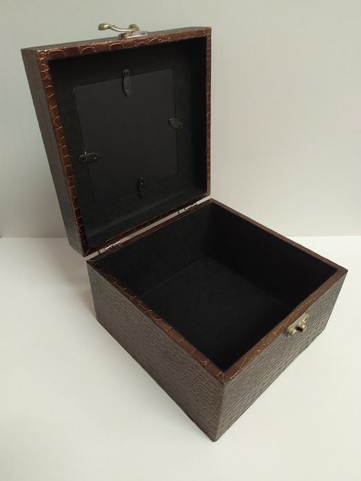 Caixa/guarda joias com possibilidade de mudar imagem ou foto. Nova