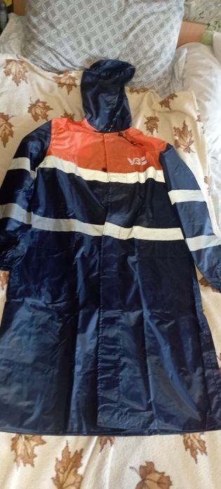 Плащ водостойкий.