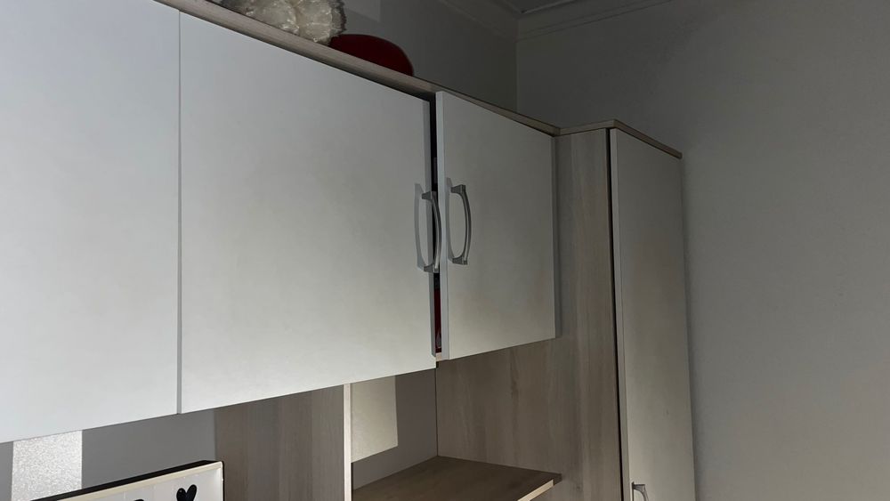 Conjunto cama dupla com colchões e armário – funcional e prático