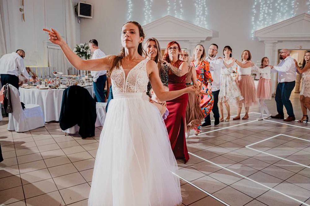 Suknia ślubna z trenem podpinanym