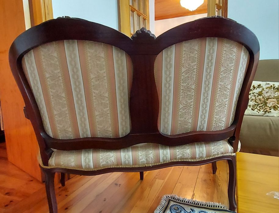 Cadeirão em tons rosa e bege