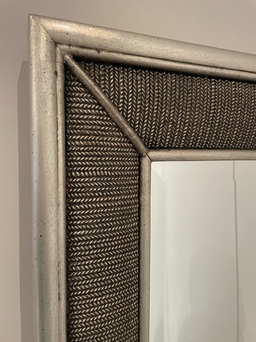 lustro w pięknie zdobiinej solidnej drewnianej ramie