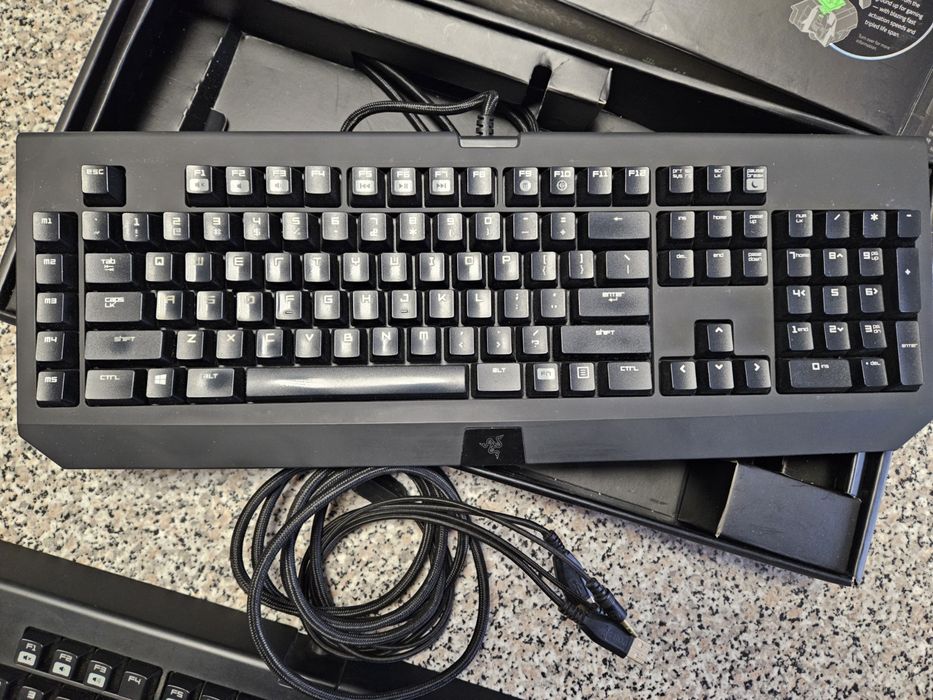 2 Teclados mecanicos Razer Blackwidow (1 com luz outro sem luz)