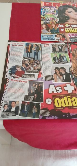 Capa Bravo + notícia Selena, Kristen e Taylor