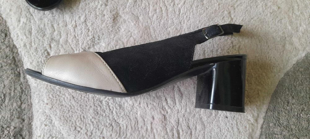 Босоніжки шкіряні.