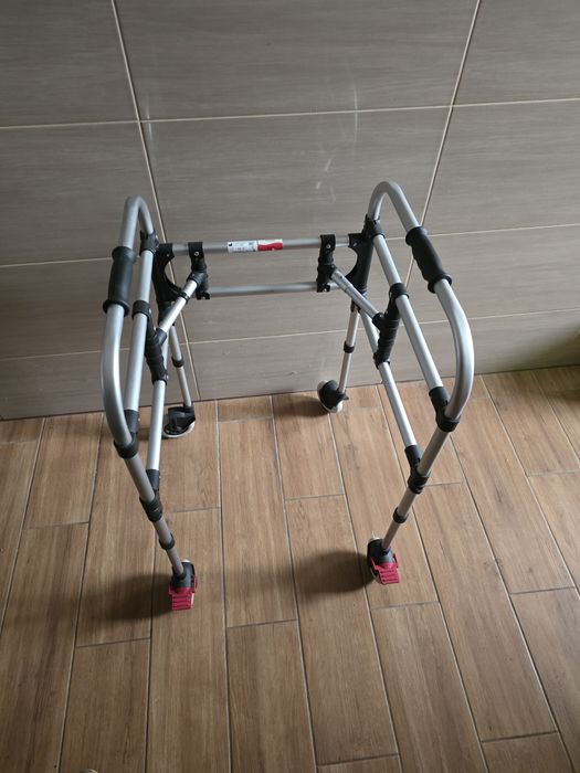 Balkonik chodzik dla osoby starszej.