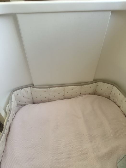 Cama de grades de bebe formato curvo