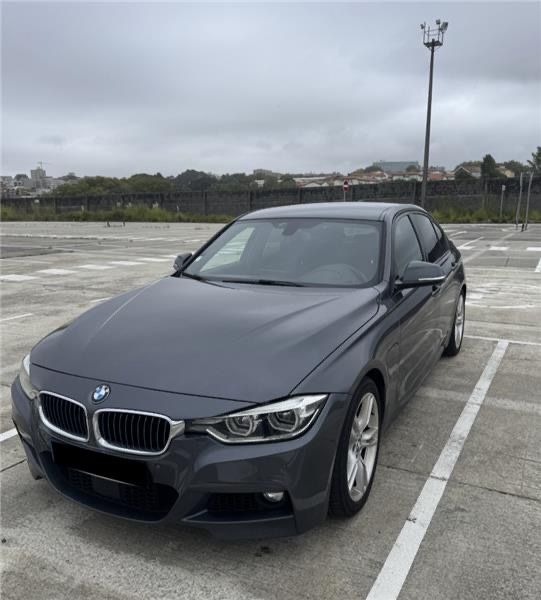 BMW 330e F30 LCI com packM e todo o histórico na BMW