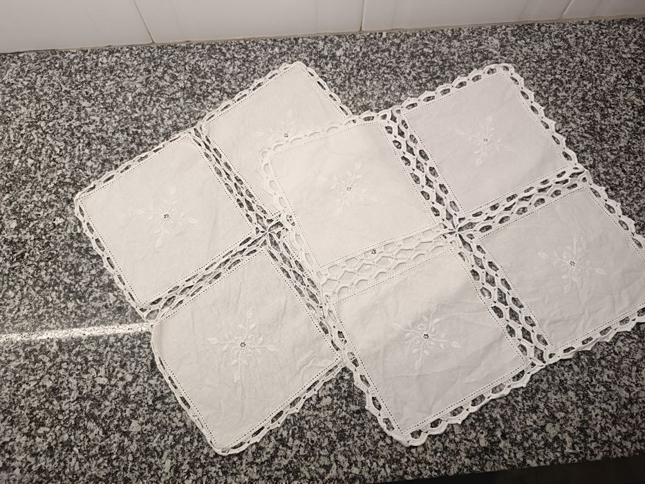 Naperon Pano Rendado e Bordado à mão. Novo