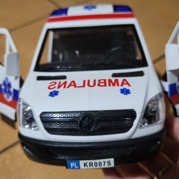 Karetka pogotowia z sygnałem