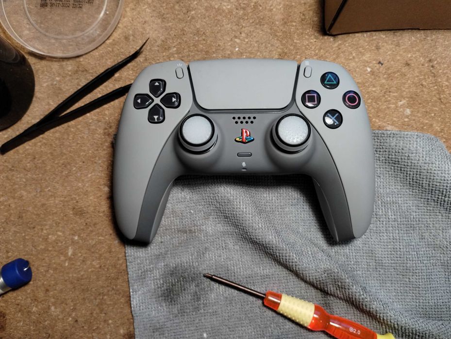 Naprawa padów PS4 / PS5 – analogi K-Silver + wymiana obudowy