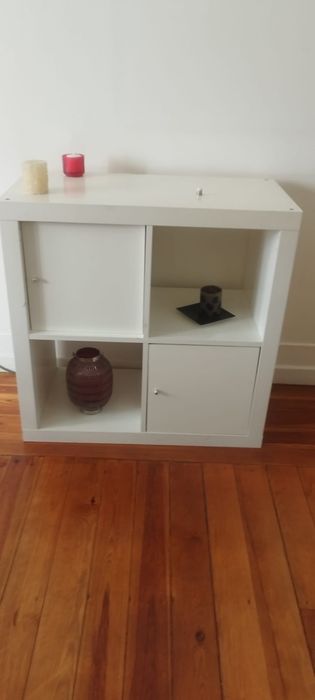 Estante IKEA KALLAX 2x2 Branca (com 2 portas)