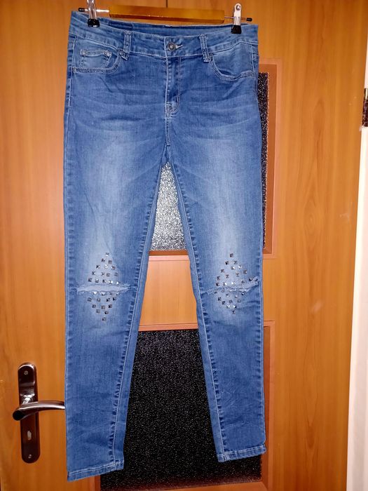 Jeansy damskie z dziurami
