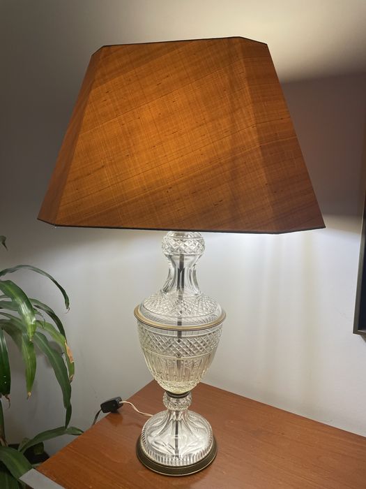 Candeeiro de cristal e latão