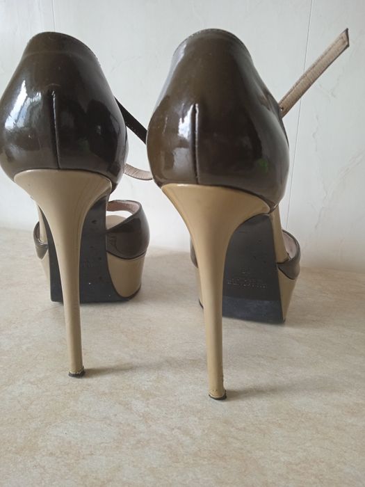 Босоніжки, стрипи. Лакові