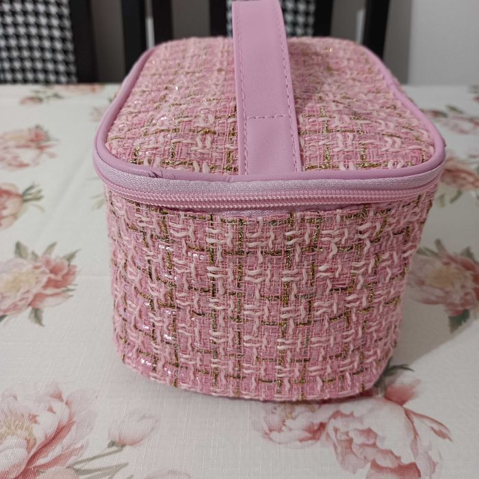 Duża, różowa kosmetyczka ze złotą nitką.