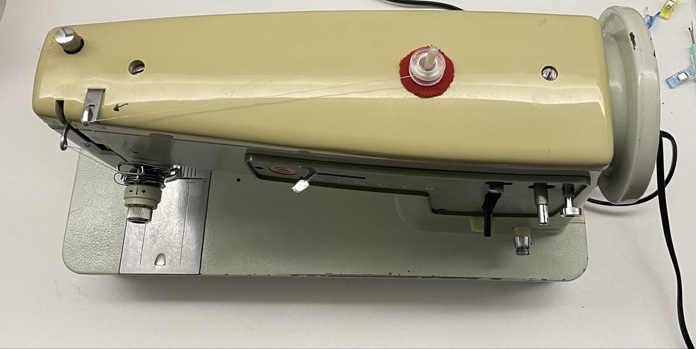 Máquina de costura SINGER em ferro, a funcionar!