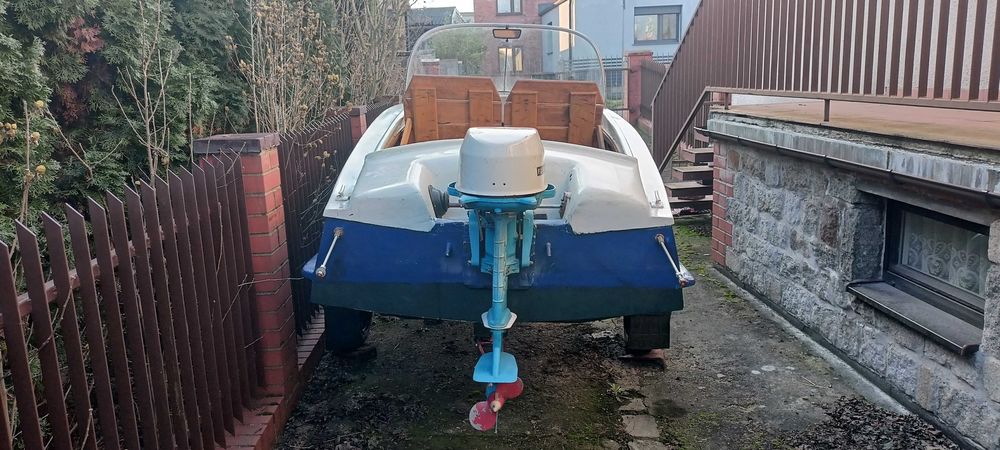 Motorówka z silnikiem i przyczepą łódź