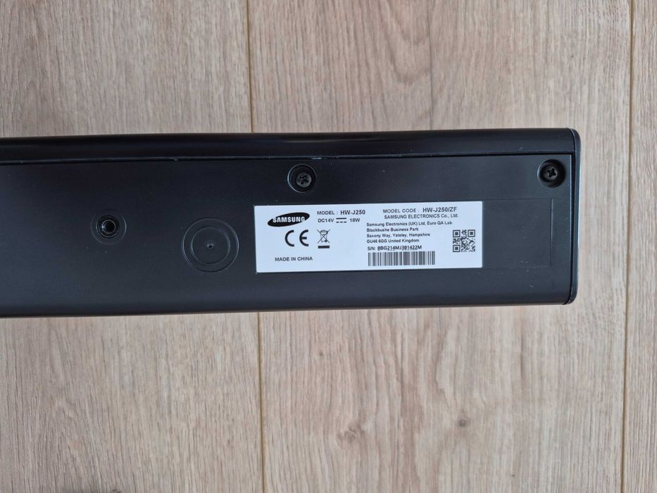 Soundbar Samsung HW-J250 com Bluetooth, comando e cabos