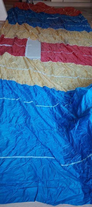 Парашютная ткань для навеса во дворе.