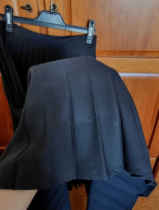Saia preta plissada midi Stradivarius, tamanho S