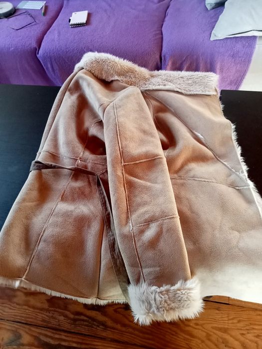 Casaco de pele com pêlo por dentro  da Bershka