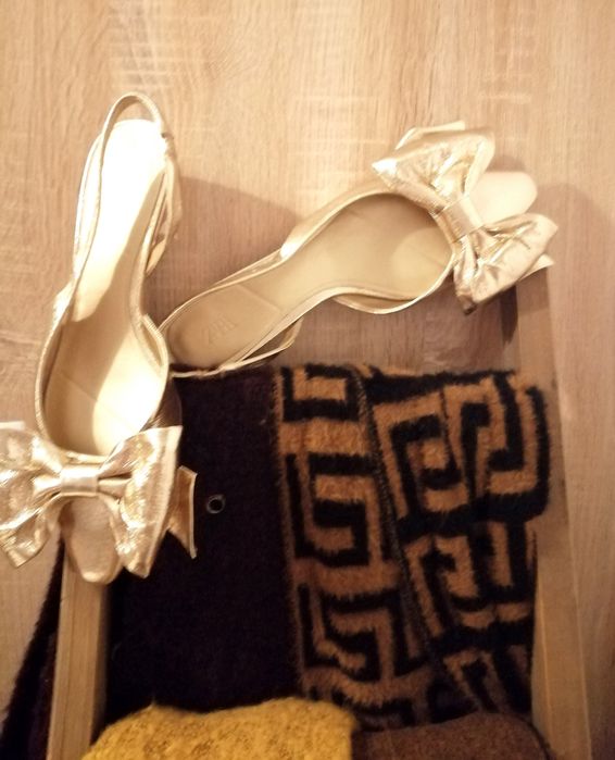 Sapato dourado com laço