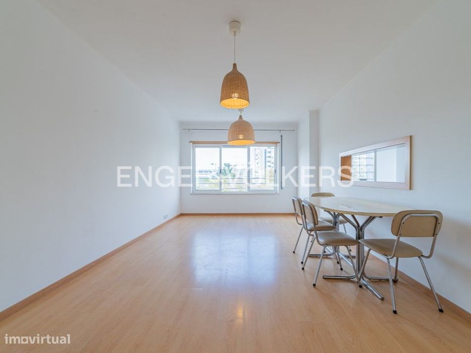 Espaçoso T2 com garagem e arrecadação