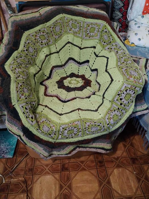 Плед для кресла вязаный крючком . D = 85